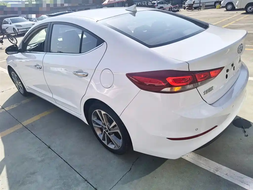 Hyundai Elantra 2017 — фото 23