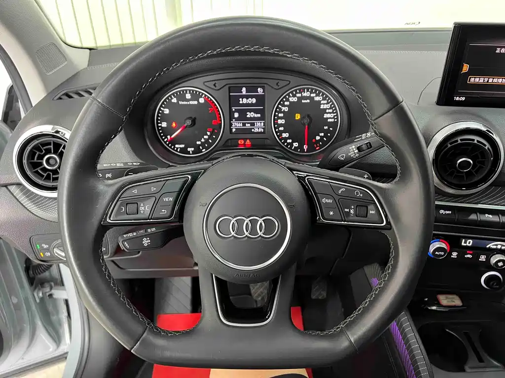 Audi Q2L 2023 — фото 11