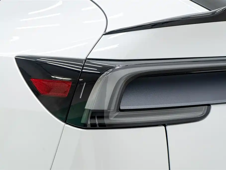 Tesla Model Y L 2025 — фото 10