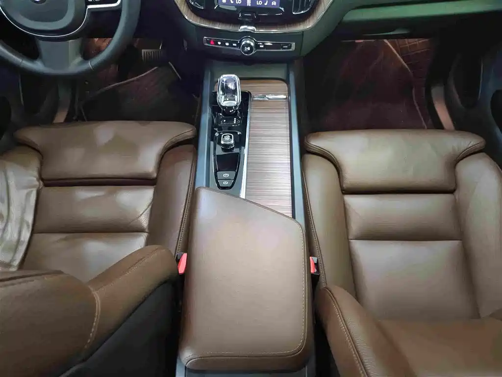 Volvo XC60 2022 — фото 13
