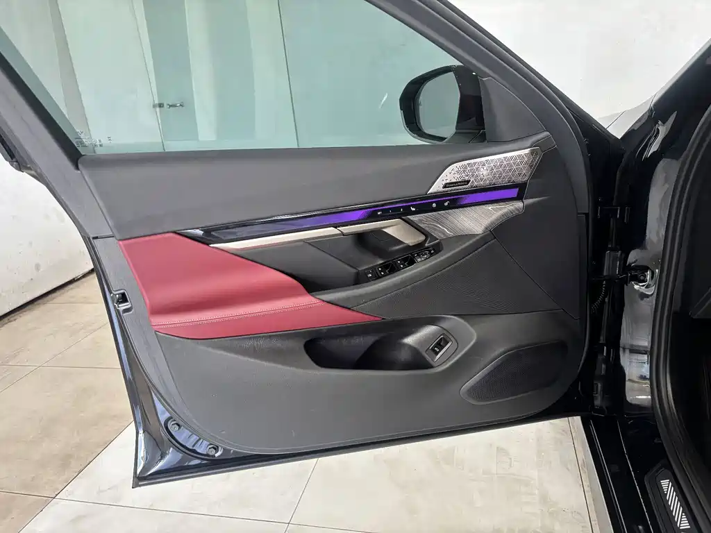 BMW 5 Series 2025 — фото 10