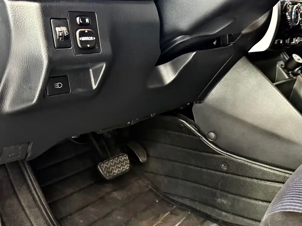 Toyota Yaris L 2017 — фото 12