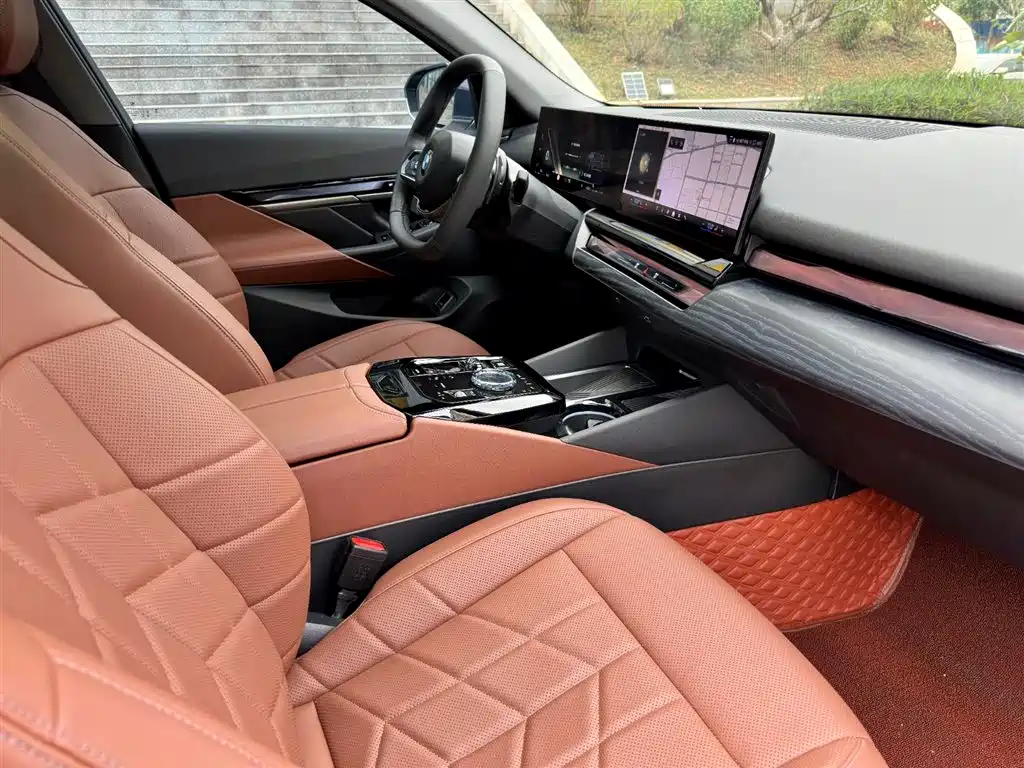 BMW 5 Series 2025 — фото 12