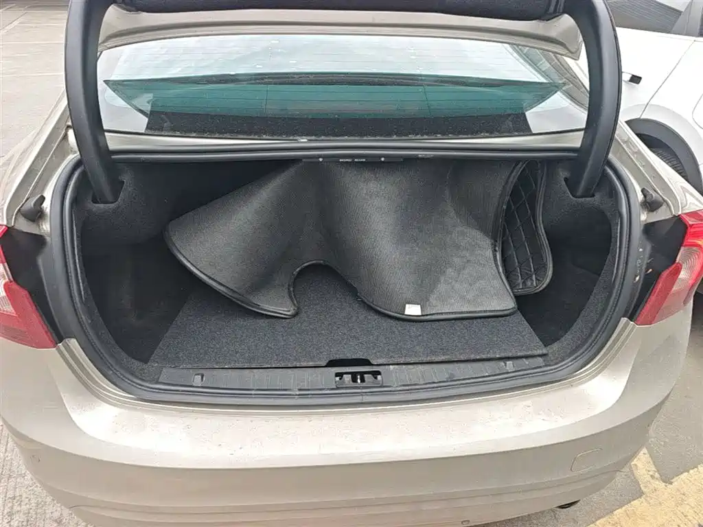 Volvo S60 2018 — фото 19