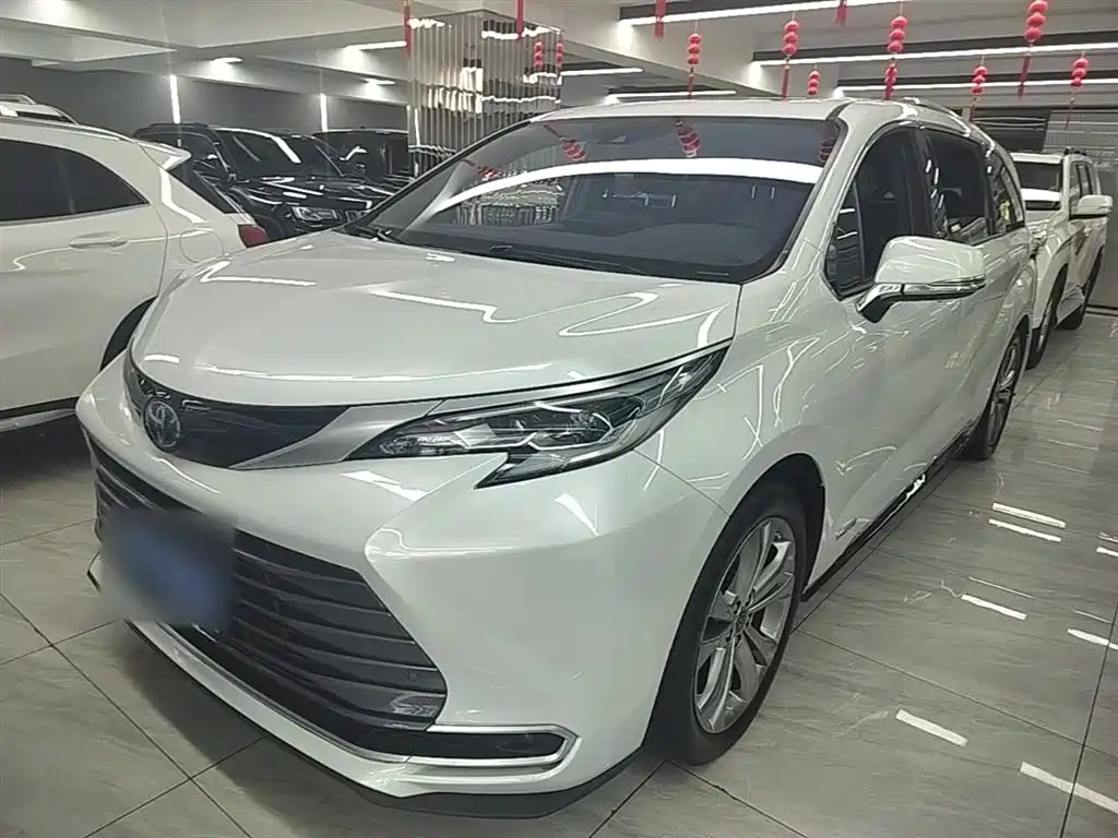 Toyota Sienna 2023 — фото 1