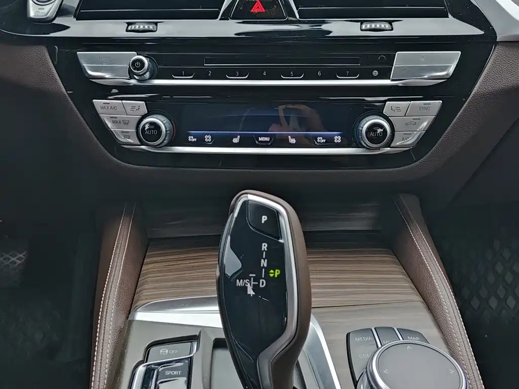 BMW 5 Series 2018 — фото 16