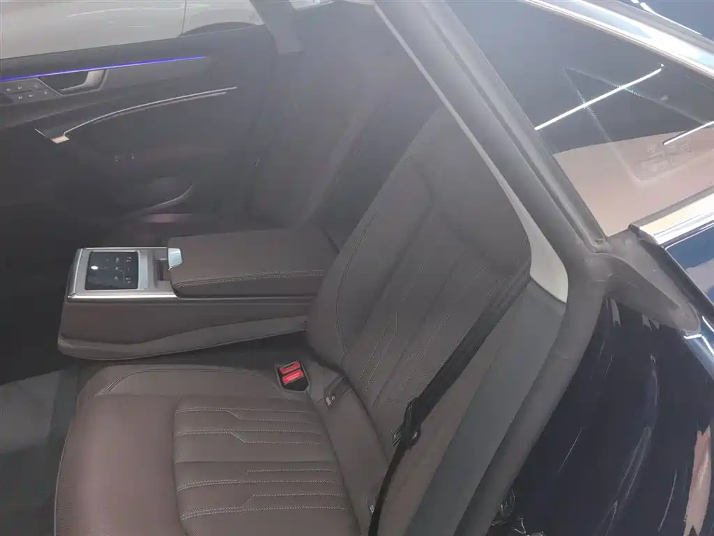 Audi A7L 2023 — фото 17