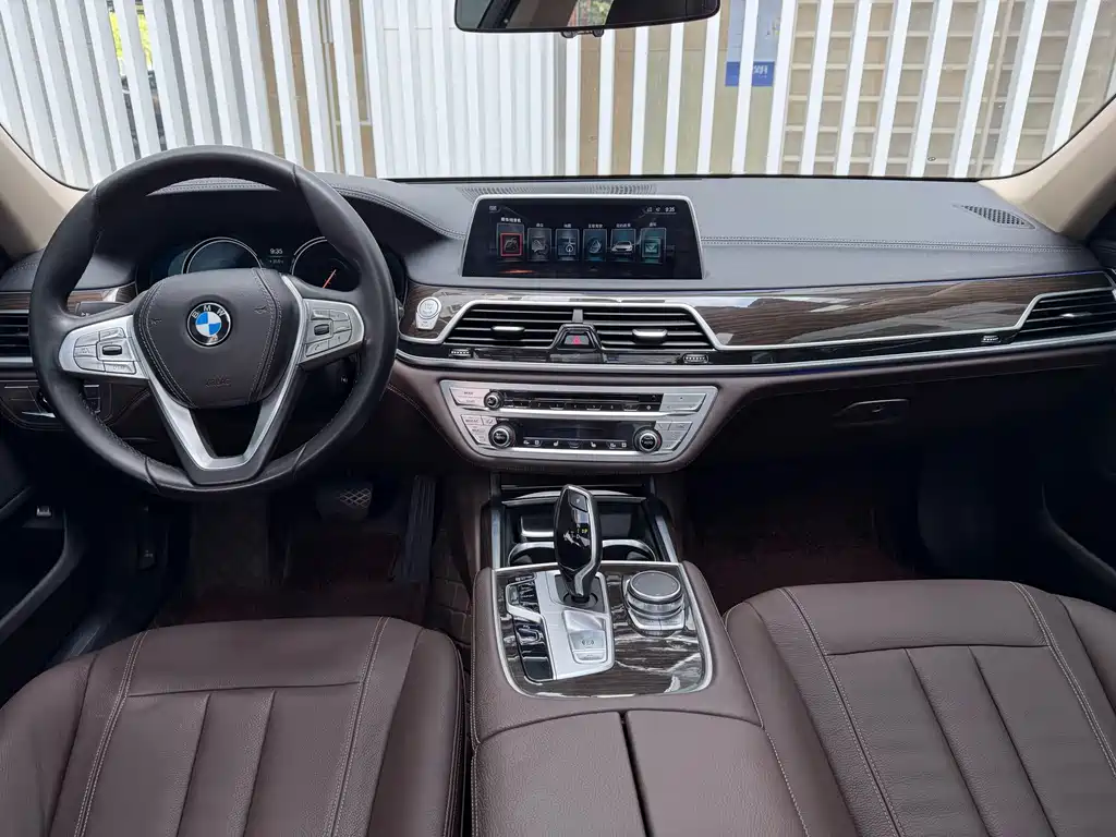 BMW 7 Series 2017 — фото 10