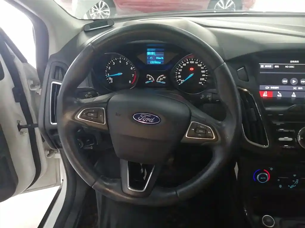 Ford Focus 2017 — фото 11