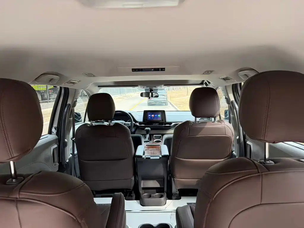 Toyota Sienna 2023 — фото 12