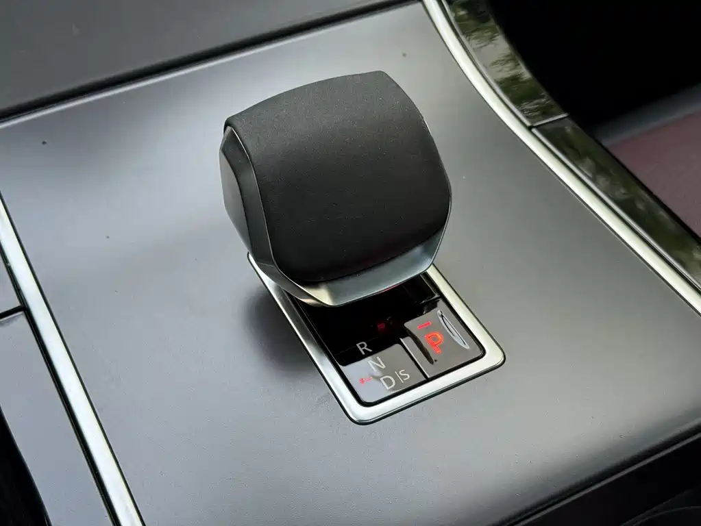 Land Rover Range Rover Velar 2025 — фото 10