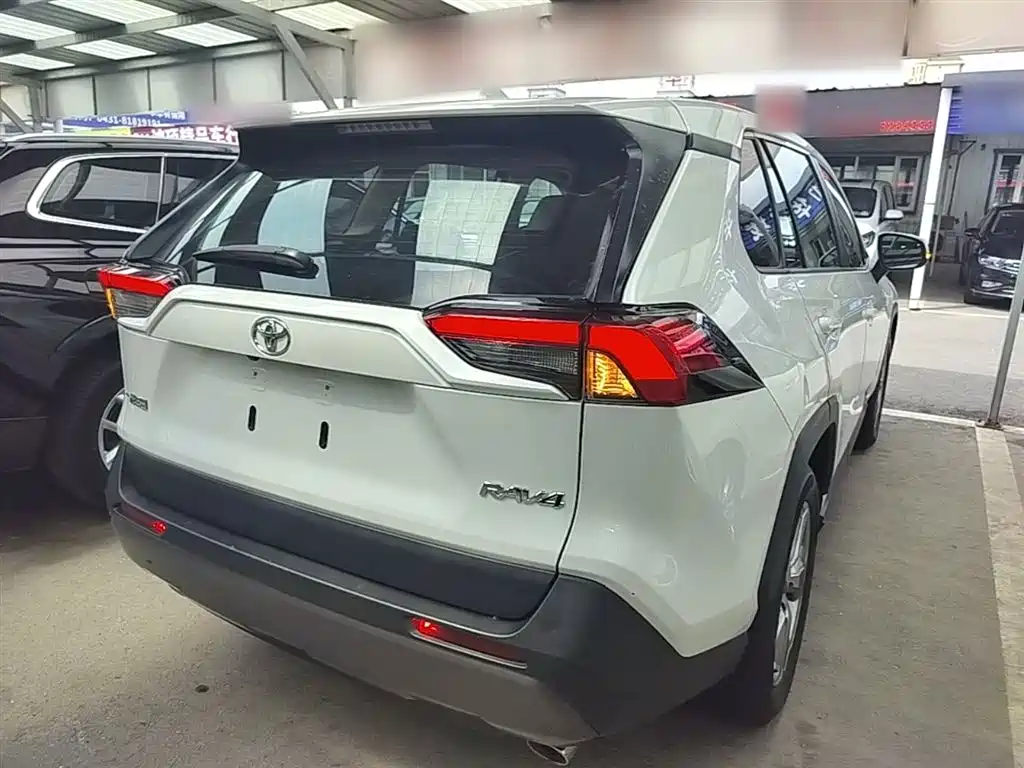 Toyota RAV4 2022 — фото 7