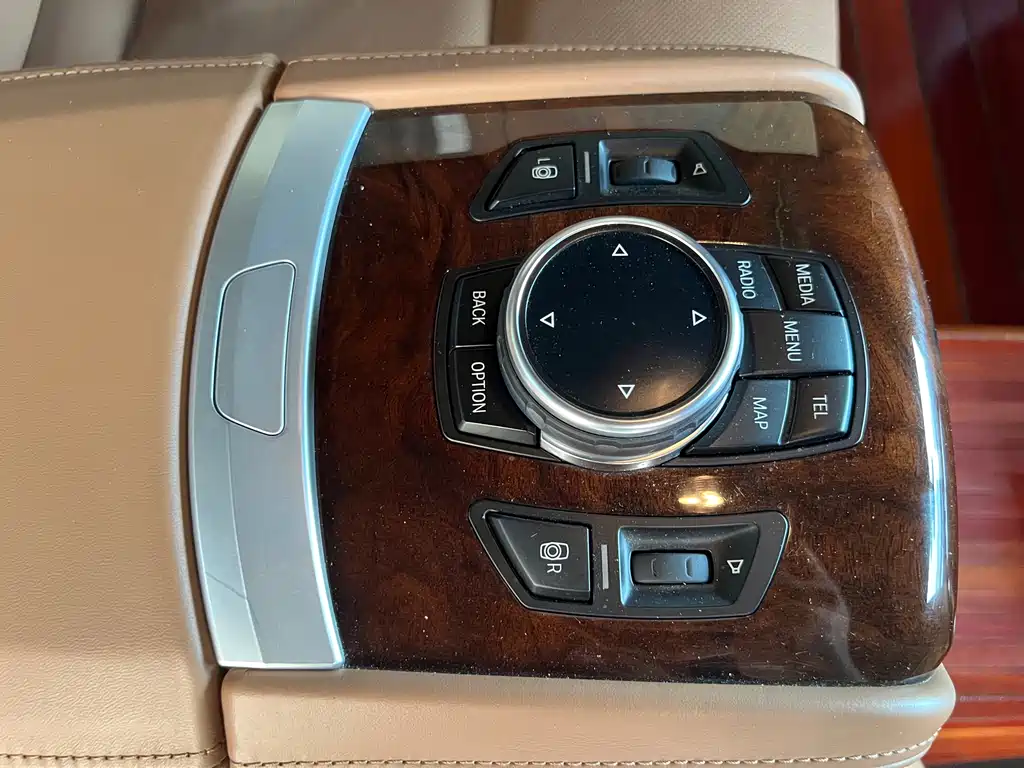 BMW 7 Series 2014 — фото 25