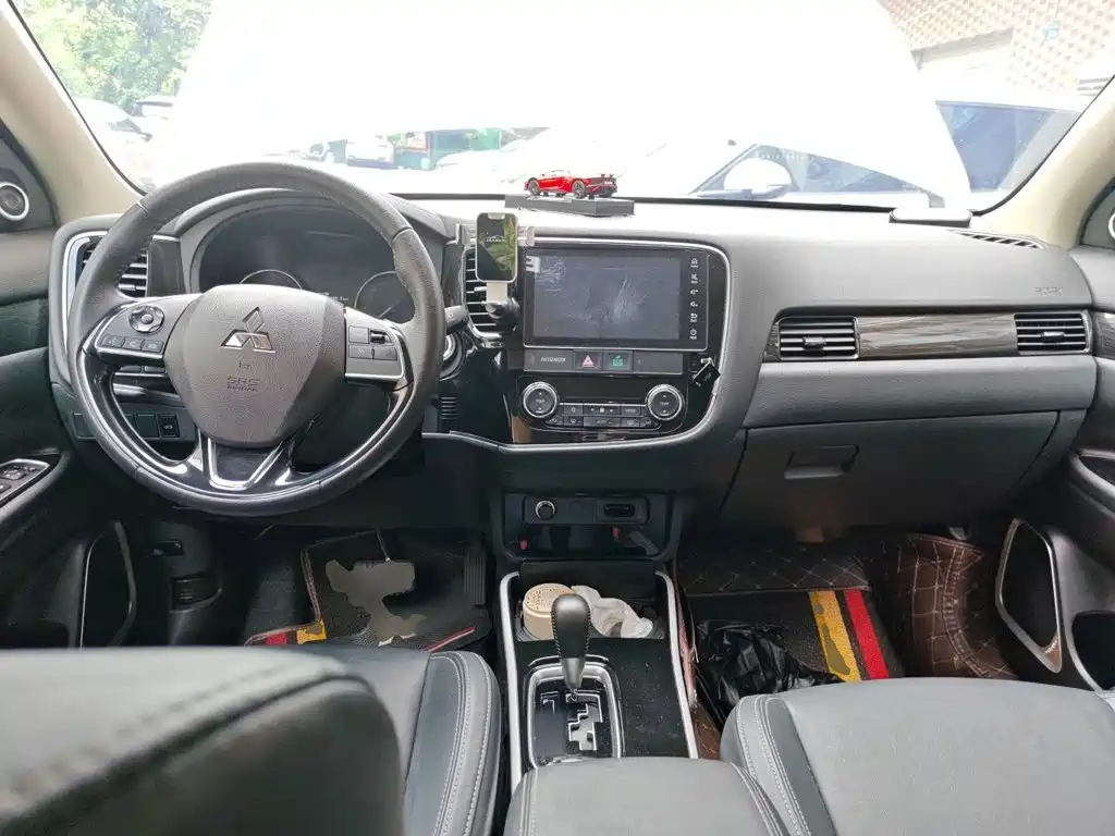 Mitsubishi Outlander 2020 — фото 10