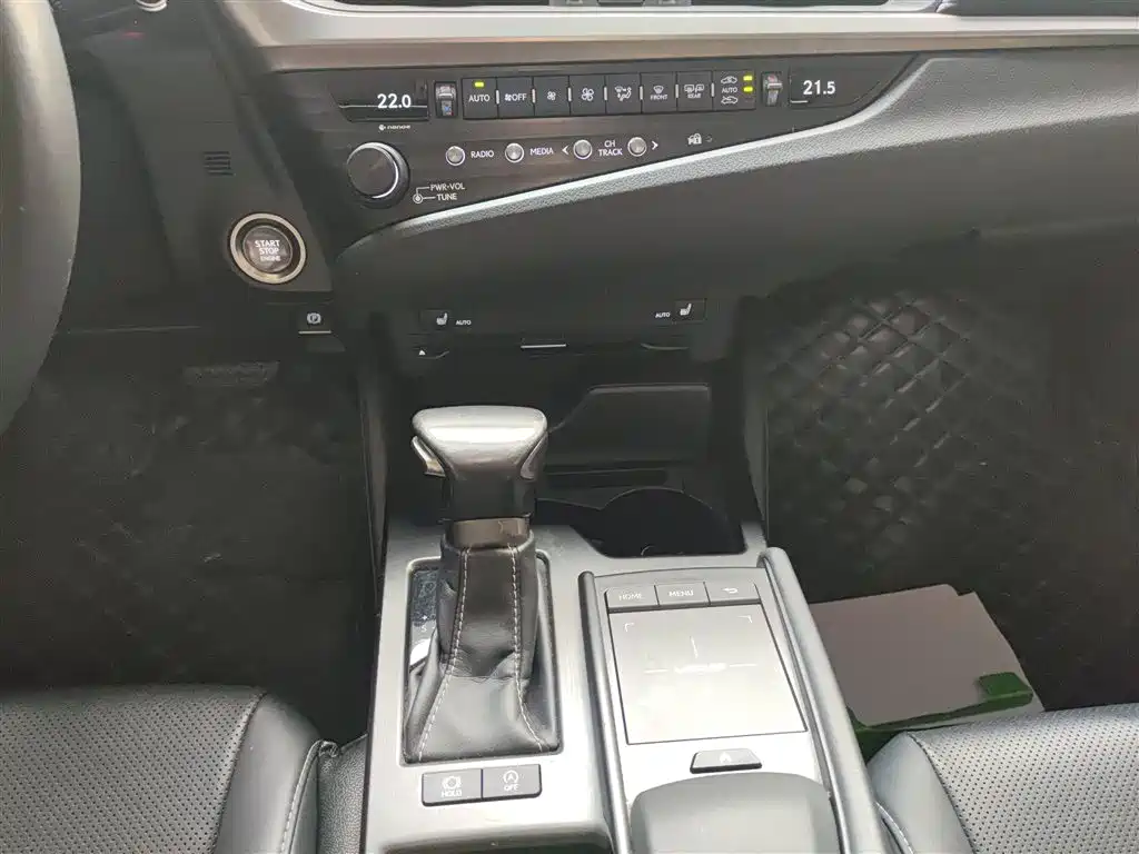 Lexus ES 2018 — фото 10