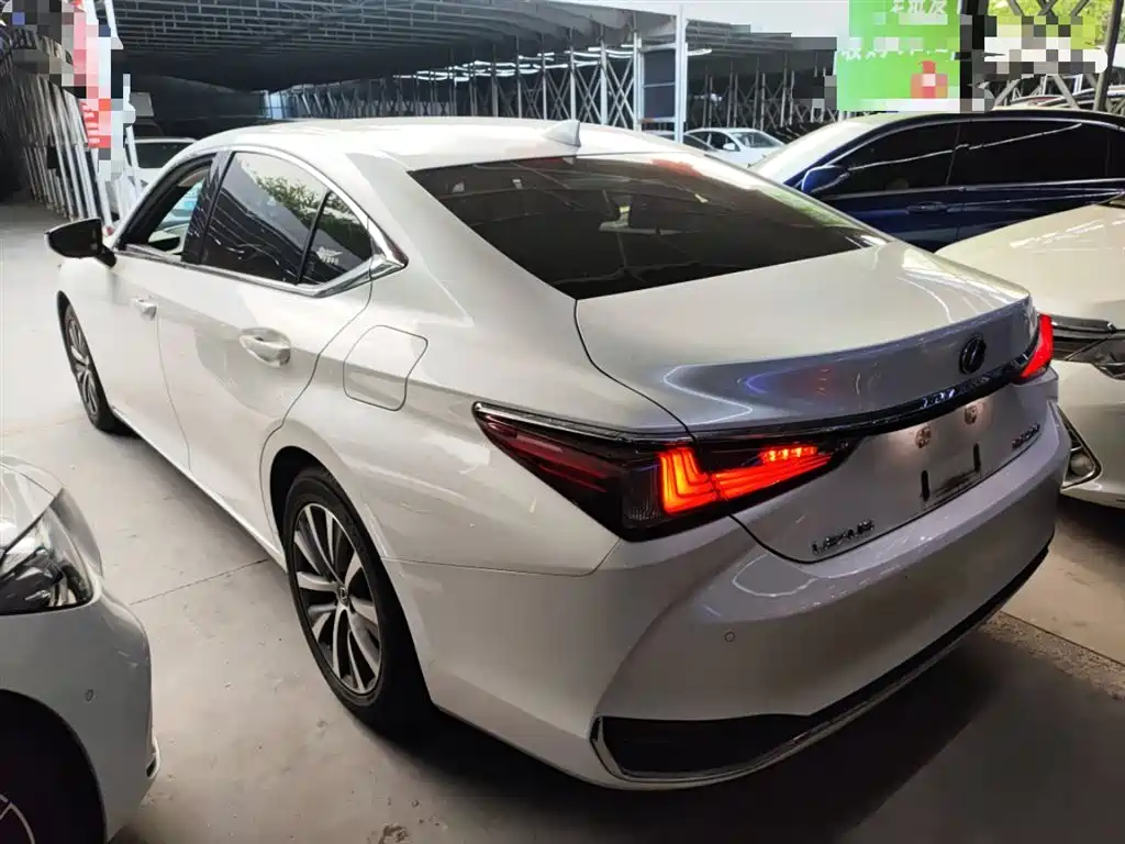 Lexus ES 2018 — фото 23