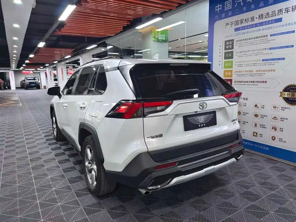 Toyota RAV4 2022 — фото 14