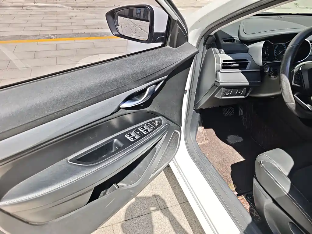 Geely Emgrand 2021 — фото 10