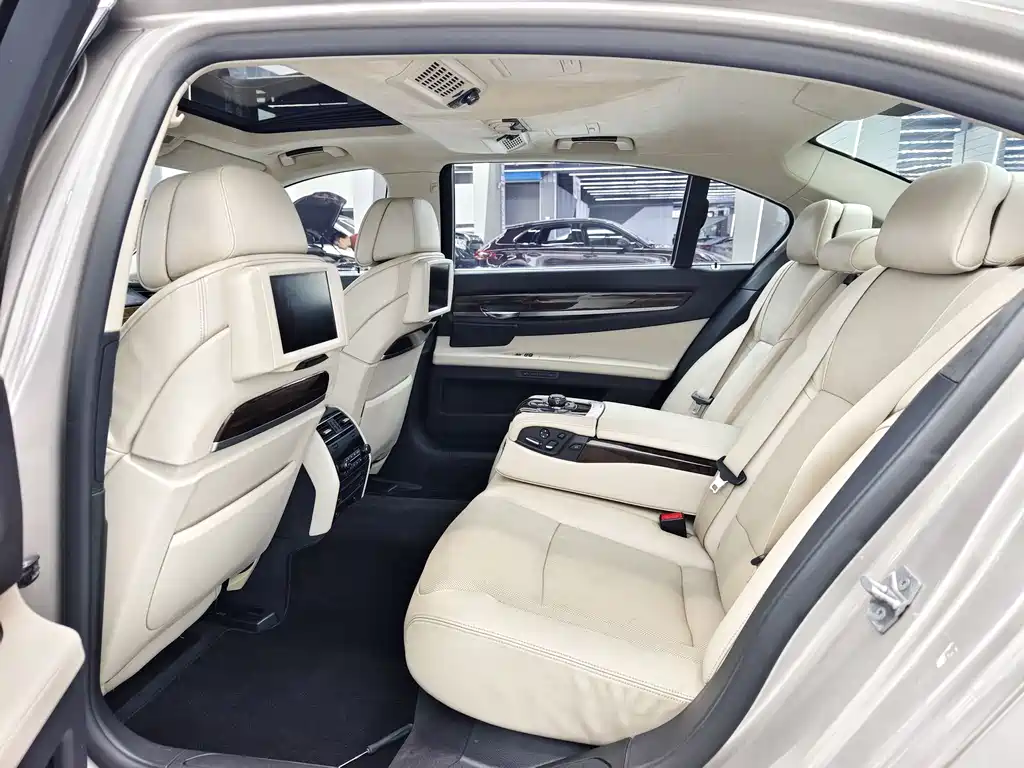 BMW 7 Series 2012 — фото 16