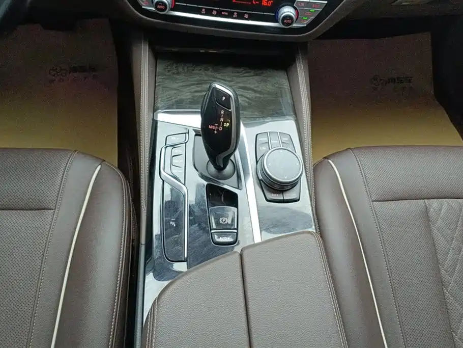 BMW 5 Series 2022 — фото 16