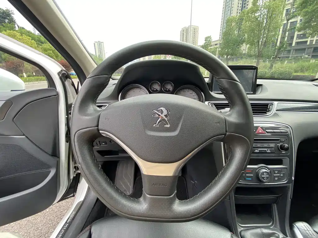 Peugeot 308 2015 — фото 11