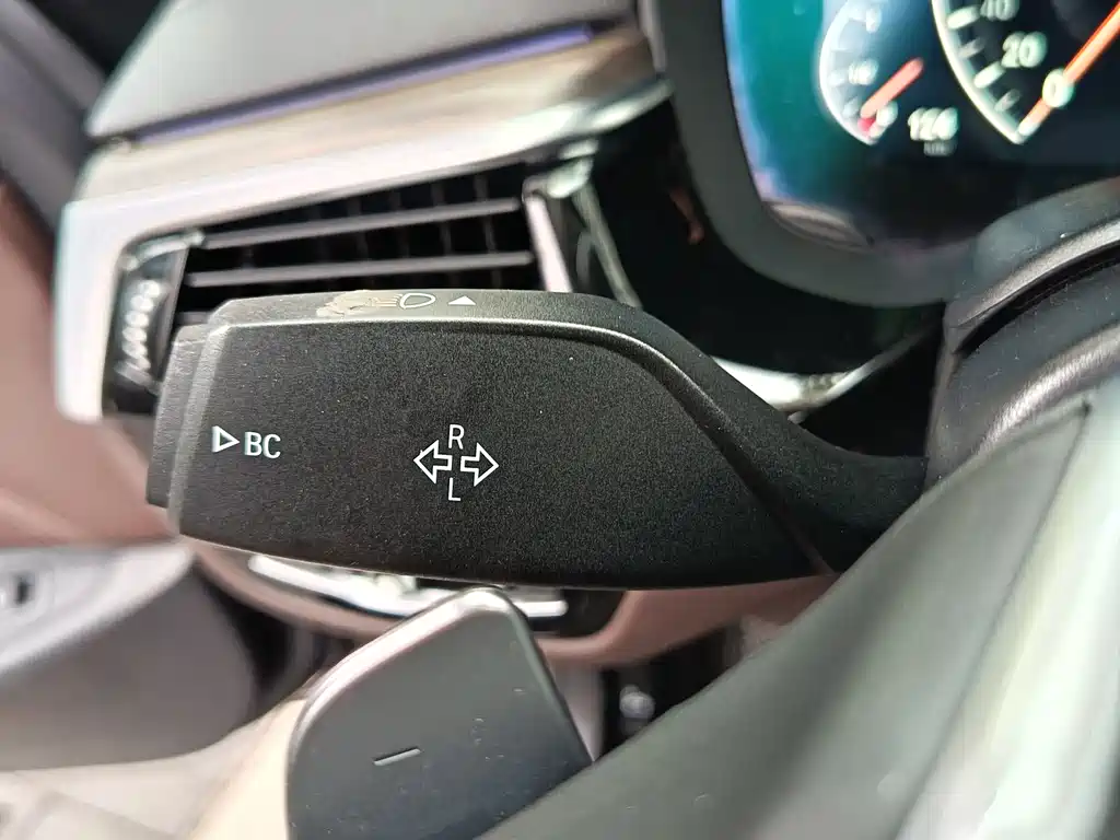 BMW 5 Series 2019 — фото 16