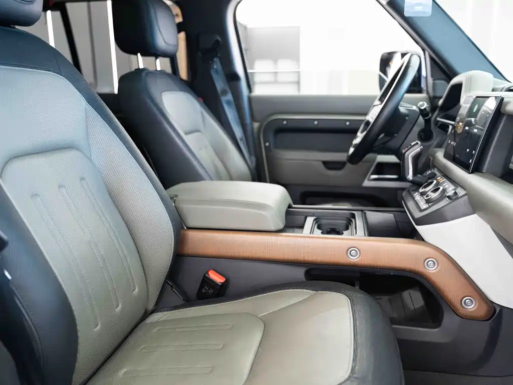 Land Rover Defender 2021 — фото 13