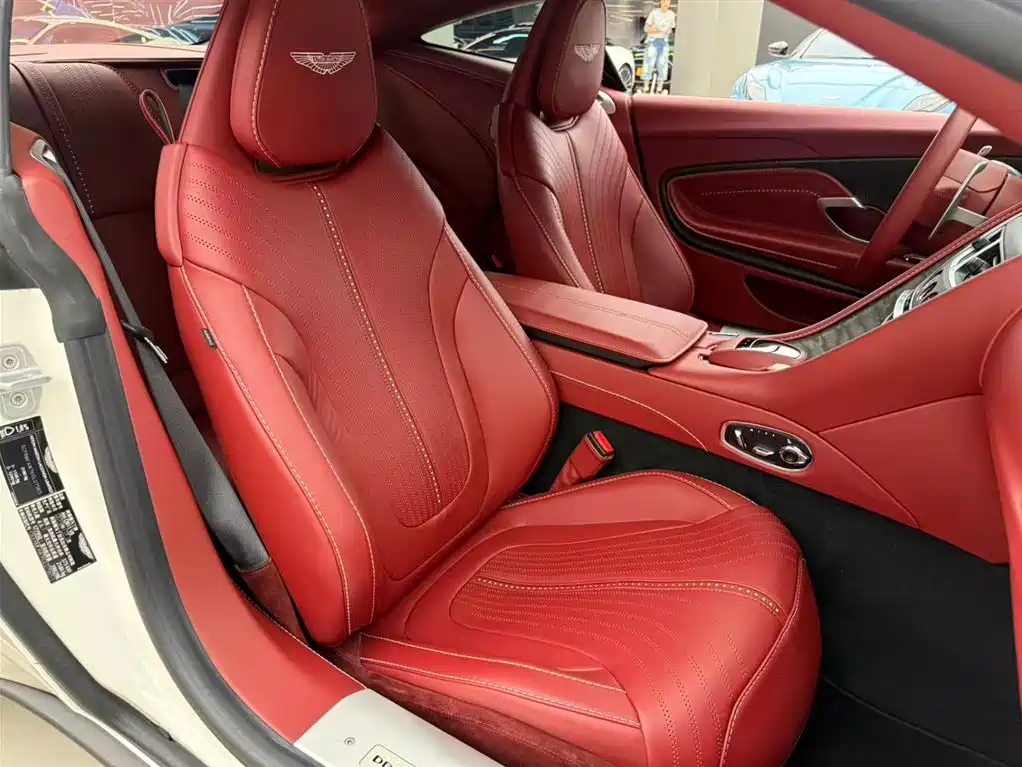 Aston Martin DB11 2019 — фото 11