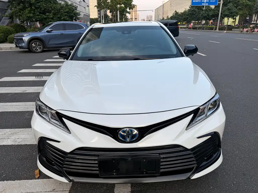 Toyota Camry 2023 — фото 2