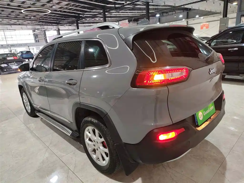 Jeep Cherokee 2018 — фото 23
