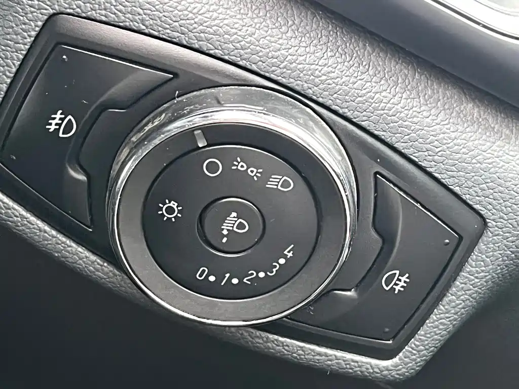 Ford Escort 2016 — фото 11