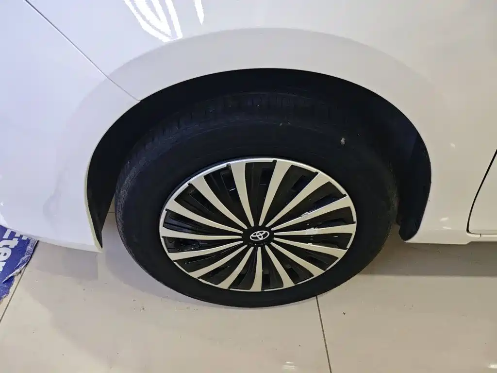 Toyota Yaris L 2023 — фото 23