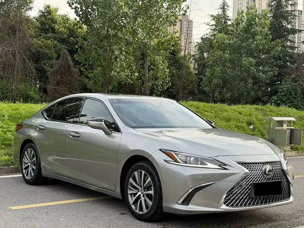 Lexus ES 2020