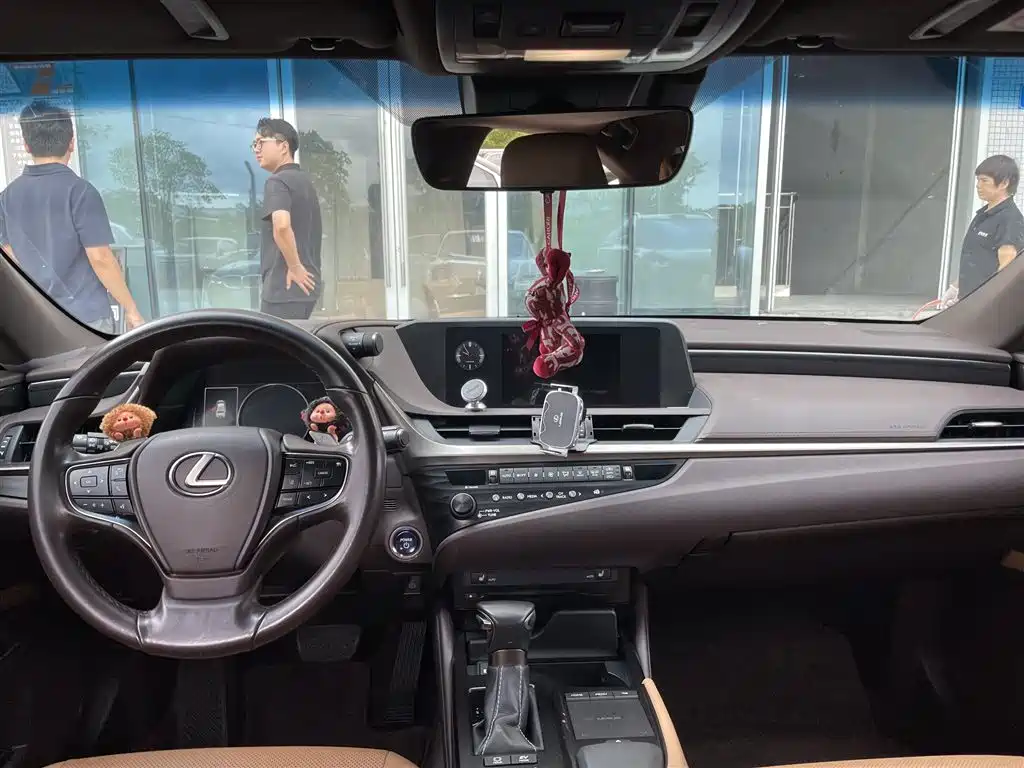 Lexus ES 2020