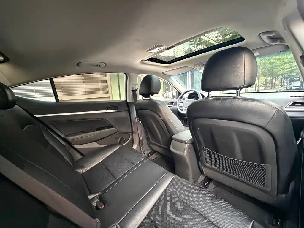 Hyundai Elantra 2017 — фото 13