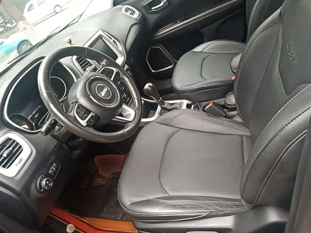 Jeep Compass 2018 — фото 15