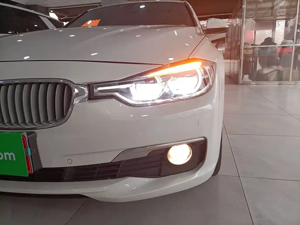 BMW 3 Series 2017 — фото 18