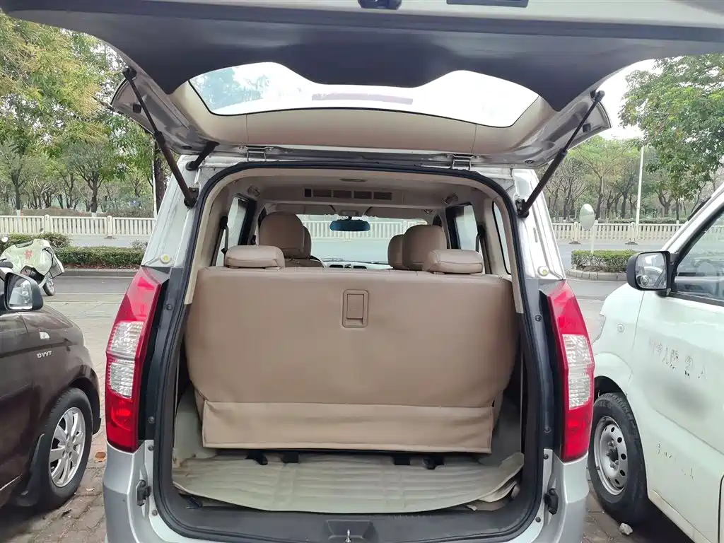 Wuling Hongguang 2015 — фото 15