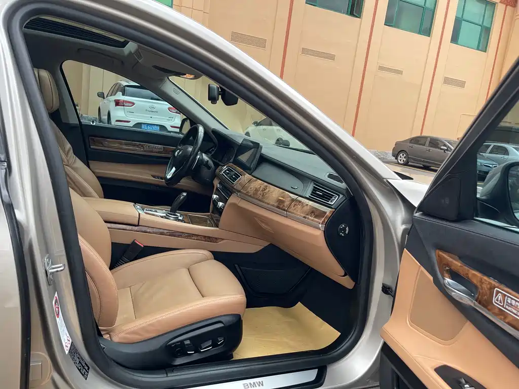 BMW 7 Series 2014 — фото 11