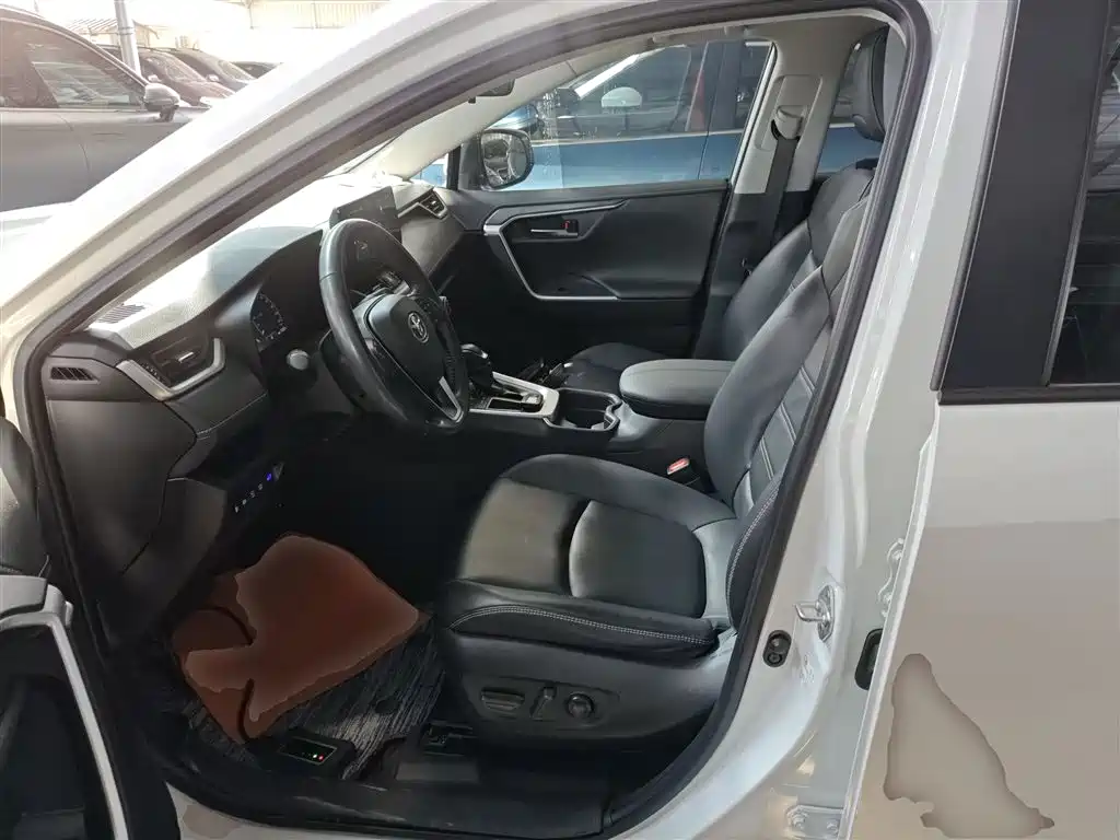 Toyota RAV4 2023 — фото 15