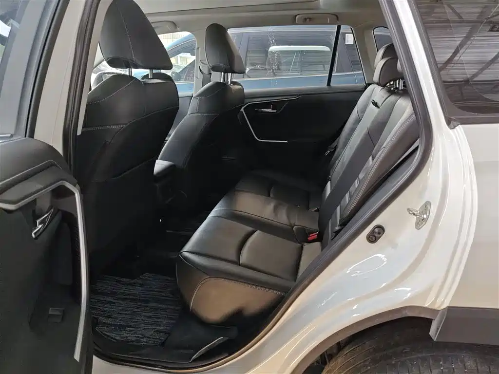 Toyota RAV4 2023 — фото 17
