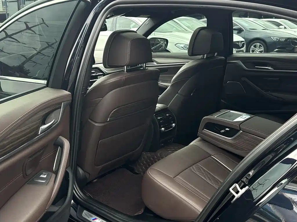BMW 5 Series 2022 — фото 12