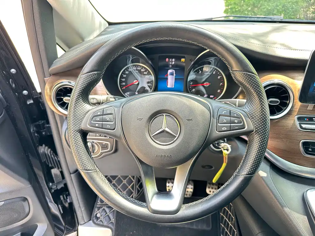 Mercedes-Benz V-Class 2022 — фото 28