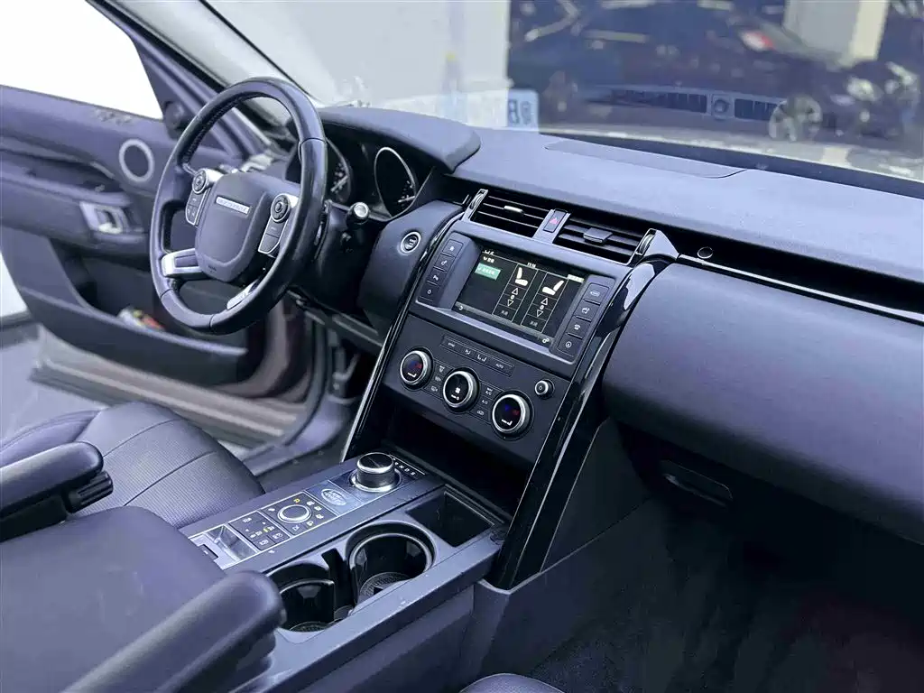 Land Rover Discovery 2017 — фото 10