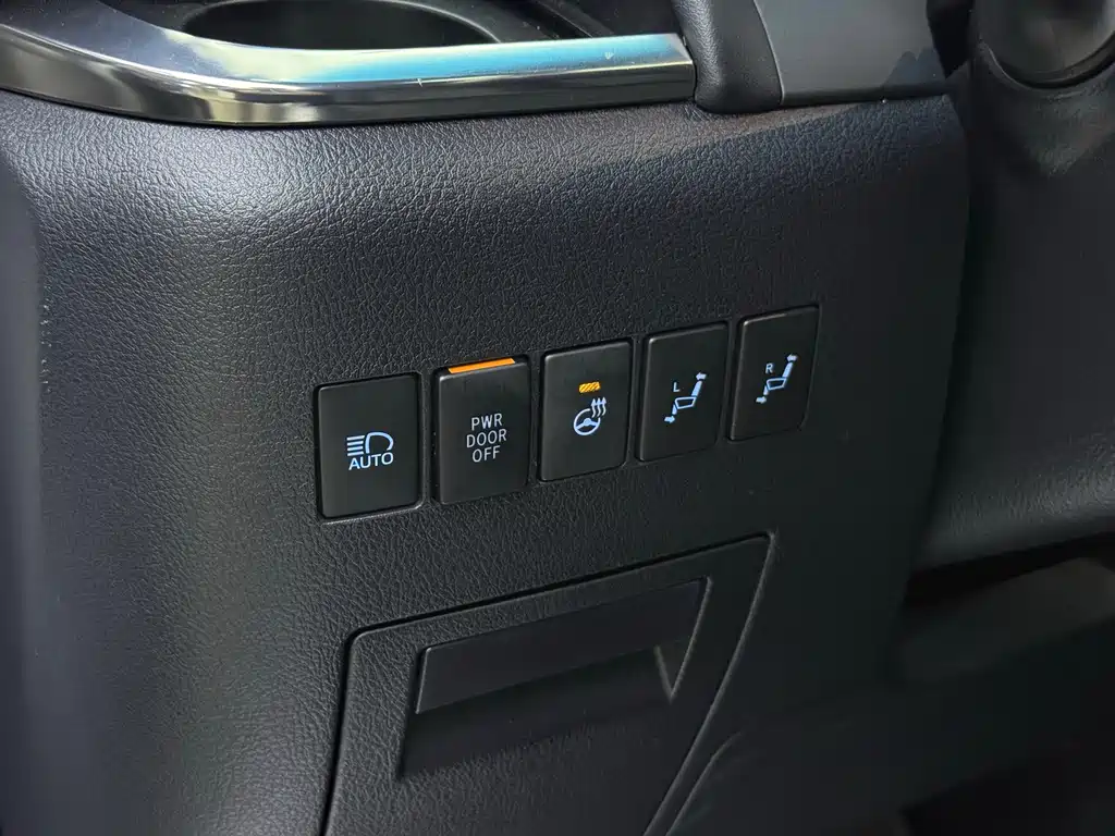 Toyota Alphard 2022 — фото 13