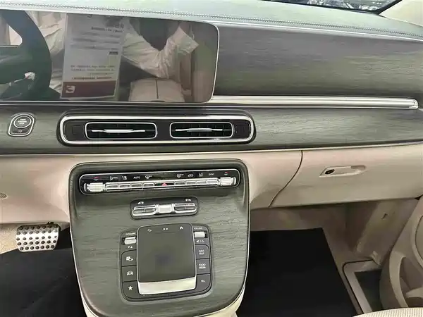 Mercedes-Benz V-Class 2025