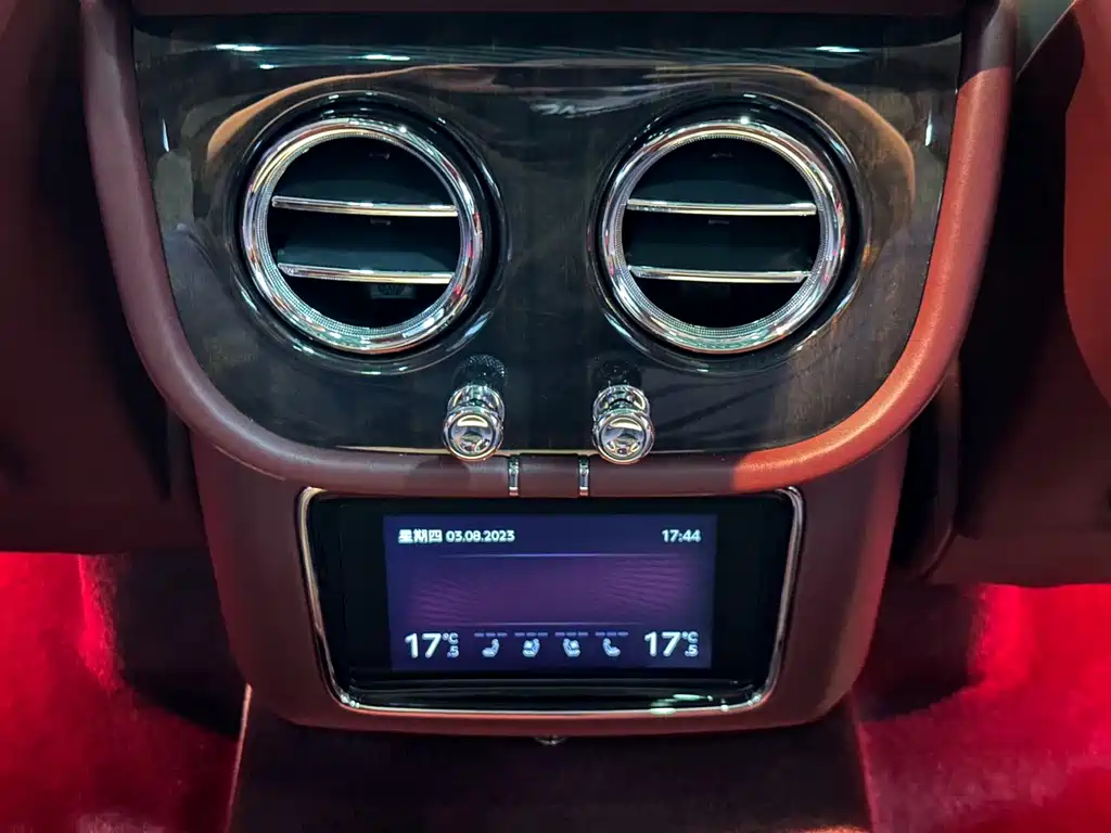 Bentley Bentayga 2021 — фото 19