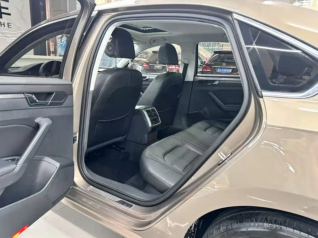 Volkswagen Passat 2017 — фото 11
