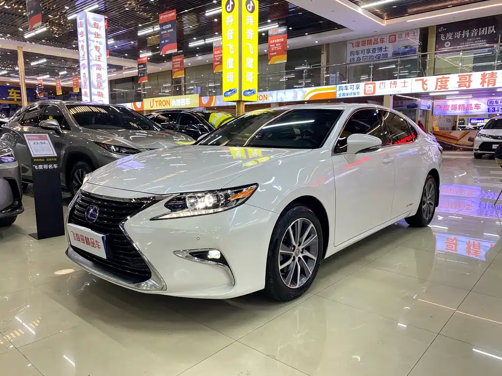 Lexus ES 2017 — фото 1