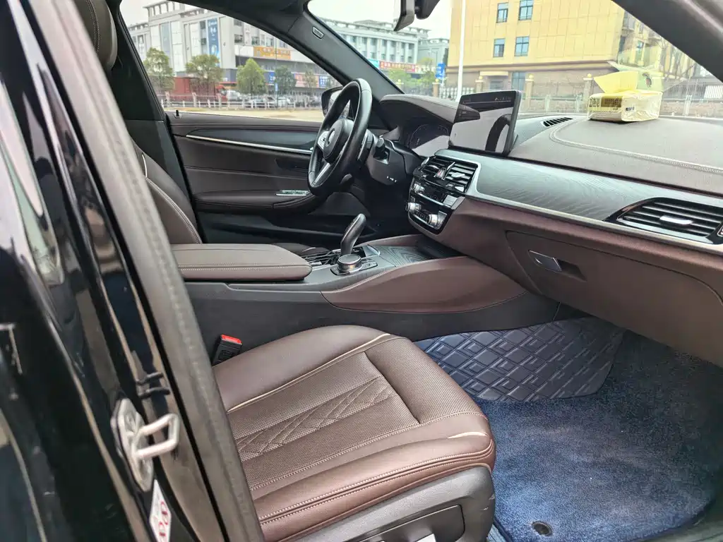 BMW 5 Series 2023 — фото 17